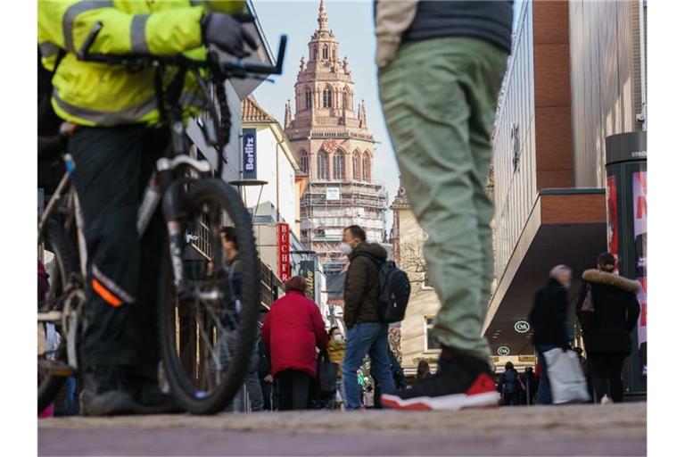 Menschen gehen durch eine Einkaufspassage in der Mainzer Innenstadt. (Archivbild). Foto: Andreas Arnold/dpa