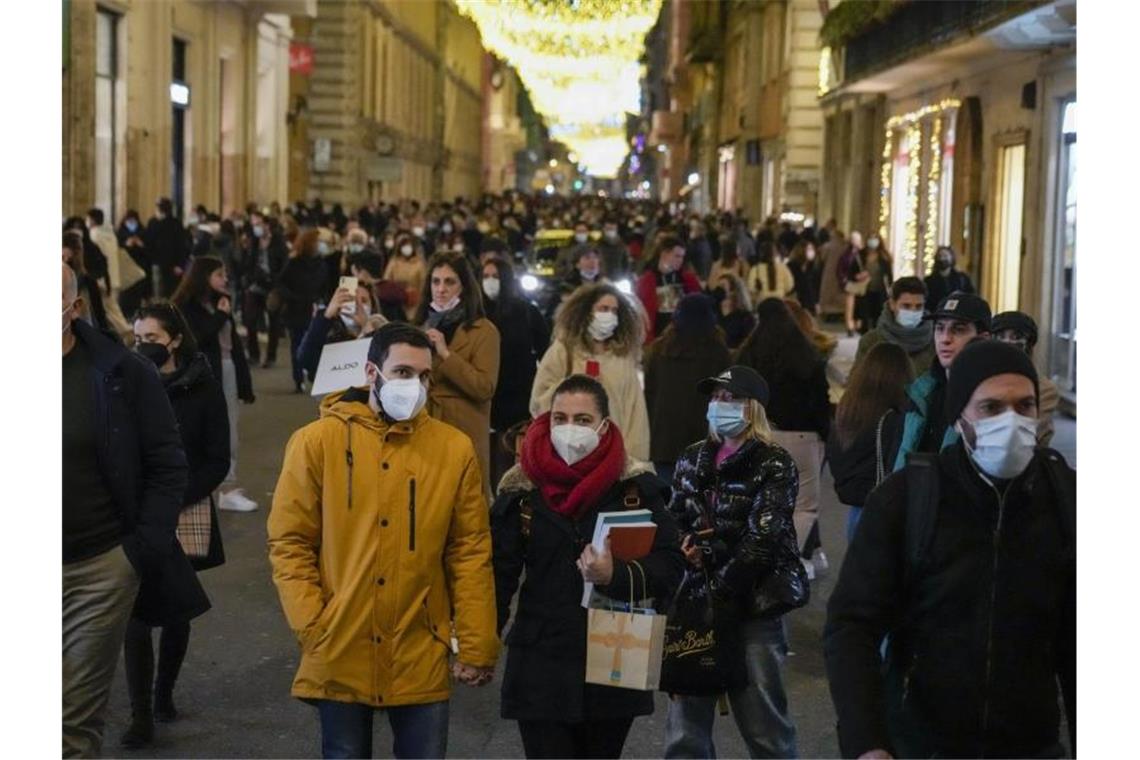 Italien meldet mehr als 100.000 Corona-Neuinfektionen Menschen gehen durch eine Einkaufsstraße in Rom. In Italien sind die Corona-Zahlen erneut in die Höhe geschossen. Foto: Andrew Medichini/AP/dpa