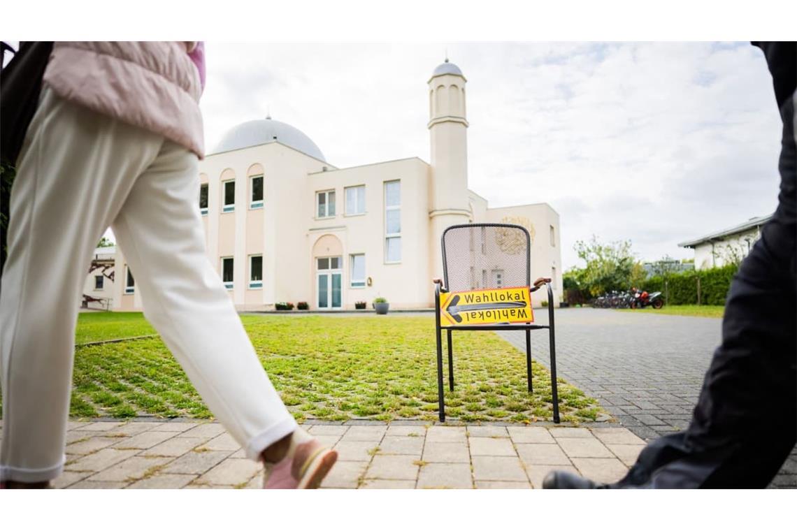 Menschen gehen im Wahllokal auf dem Gelände der Khadija Moschee in Berlin-Pankow wählen.