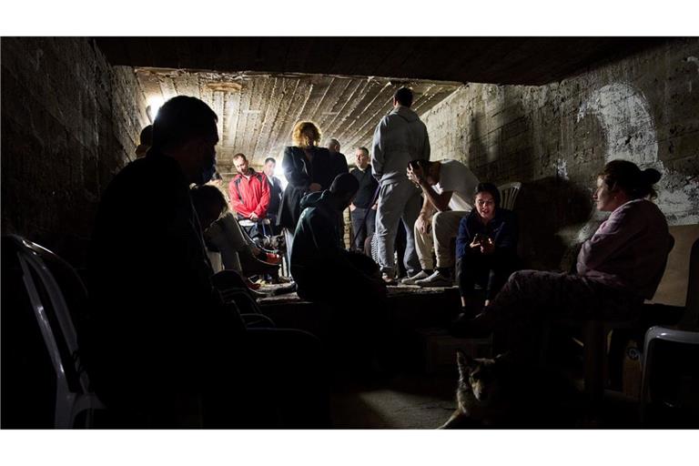 Menschen gehen in Israel in einem Luftschutzkeller in Deckung.