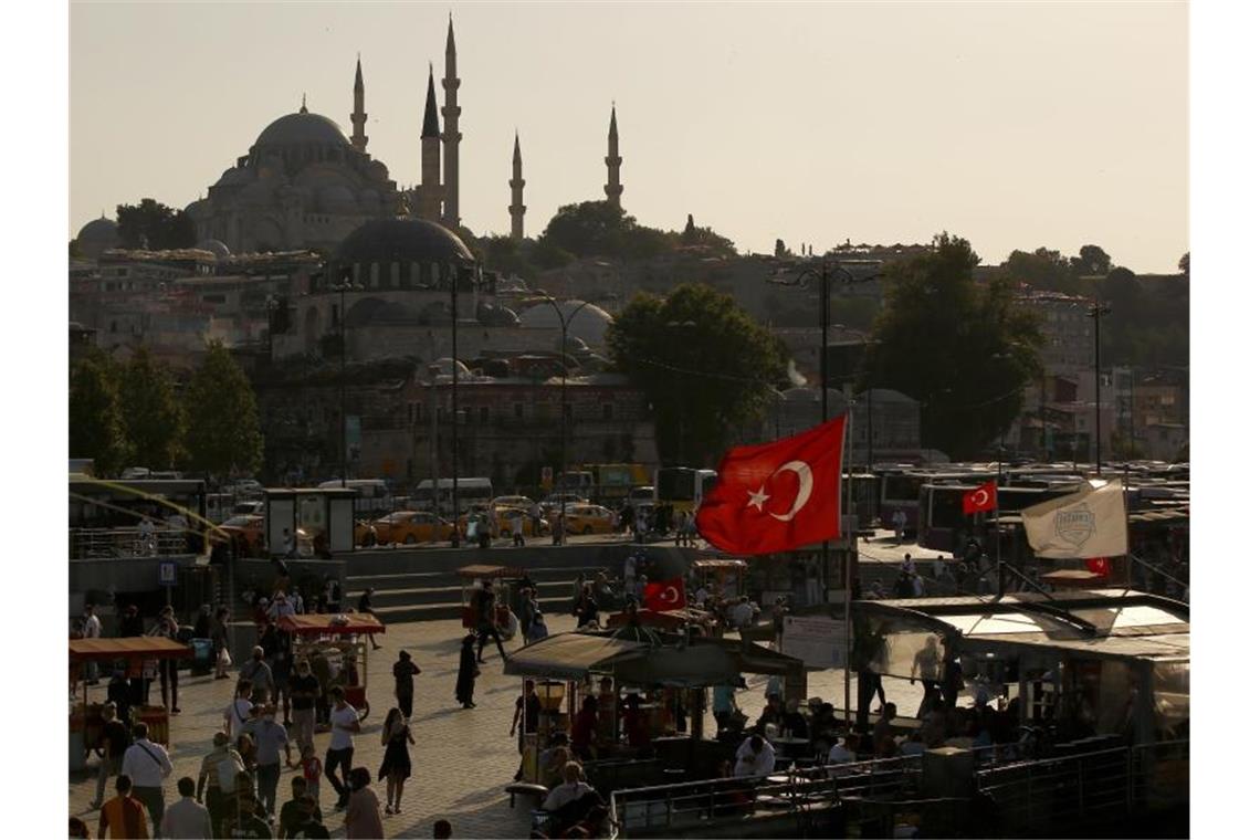 Menschen gehen in Istanbul spazieren. Wegen gestiegener Corona-Infektionen gilt die Türkei aus deutscher Sicht nun als Hochrisikogebiet. Foto: Emrah Gurel/AP/dpa