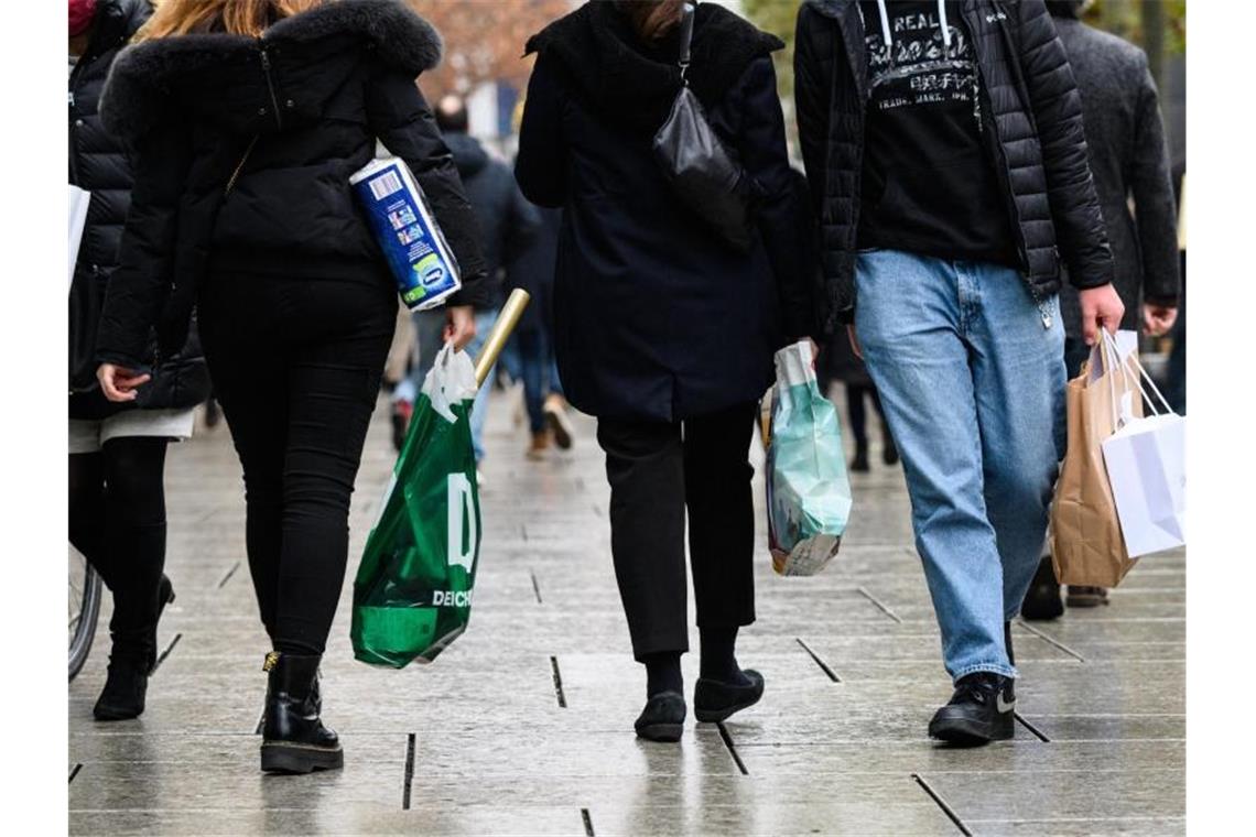 Kommunen und Immobilienwirtschaft fordern Hilfen für Handel Menschen gehen mit Einkaufstüten über die Einkaufsstraße Zeil in Frankfurt. Foto: Andreas Arnold/dpa