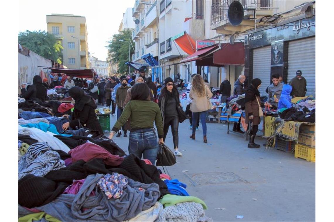 Kleidung: Afrika wird zur „Müllkippe des Westens“ Menschen gehen über einen Altkleidermarkt in Tunis. Foto: Cindy Riechau/dpa