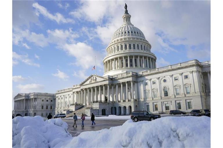 Menschen gehen vor dem US-Kapitol spazieren. Foto: Patrick Semansky/AP/dpa