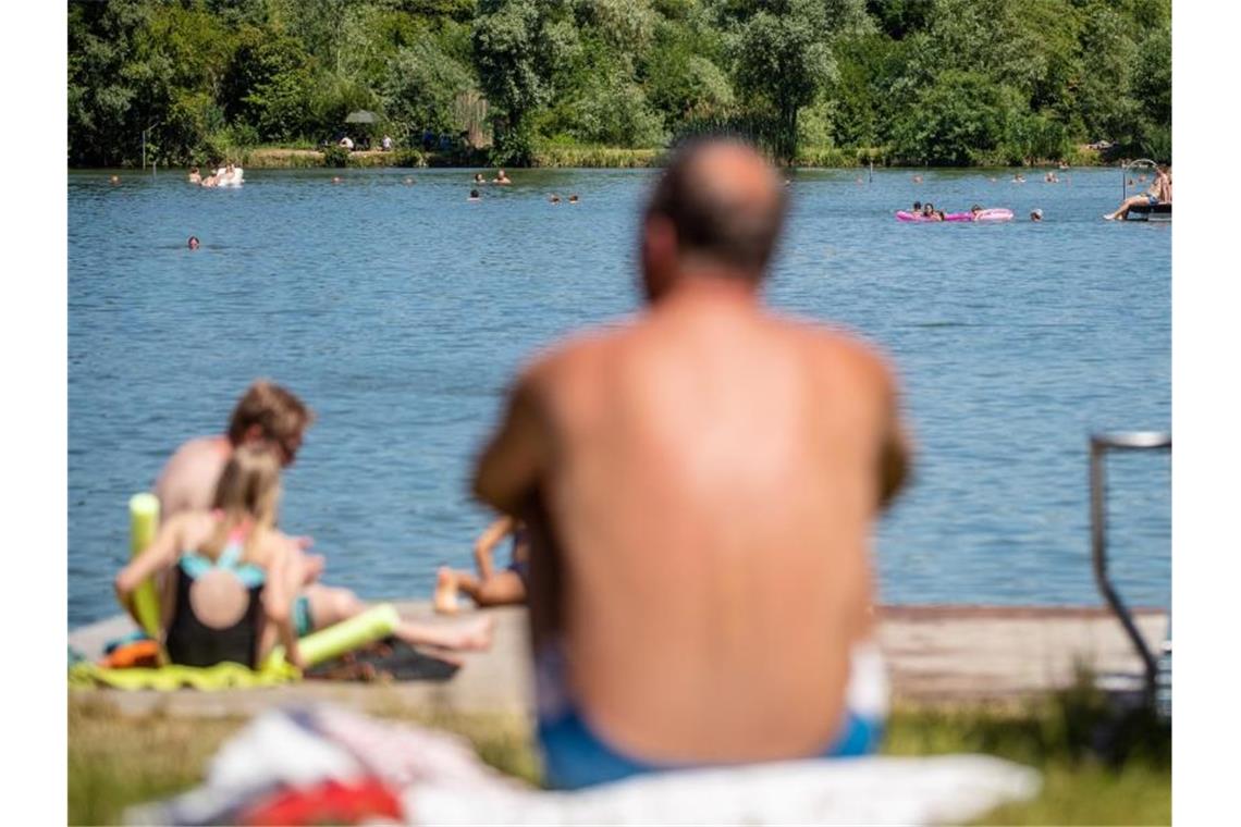 Badestellen haben sehr gute Wasserqualität Menschen genießen die Sonne an einem Badesee. Foto: Christoph Schmidt/dpa/Symbolbild