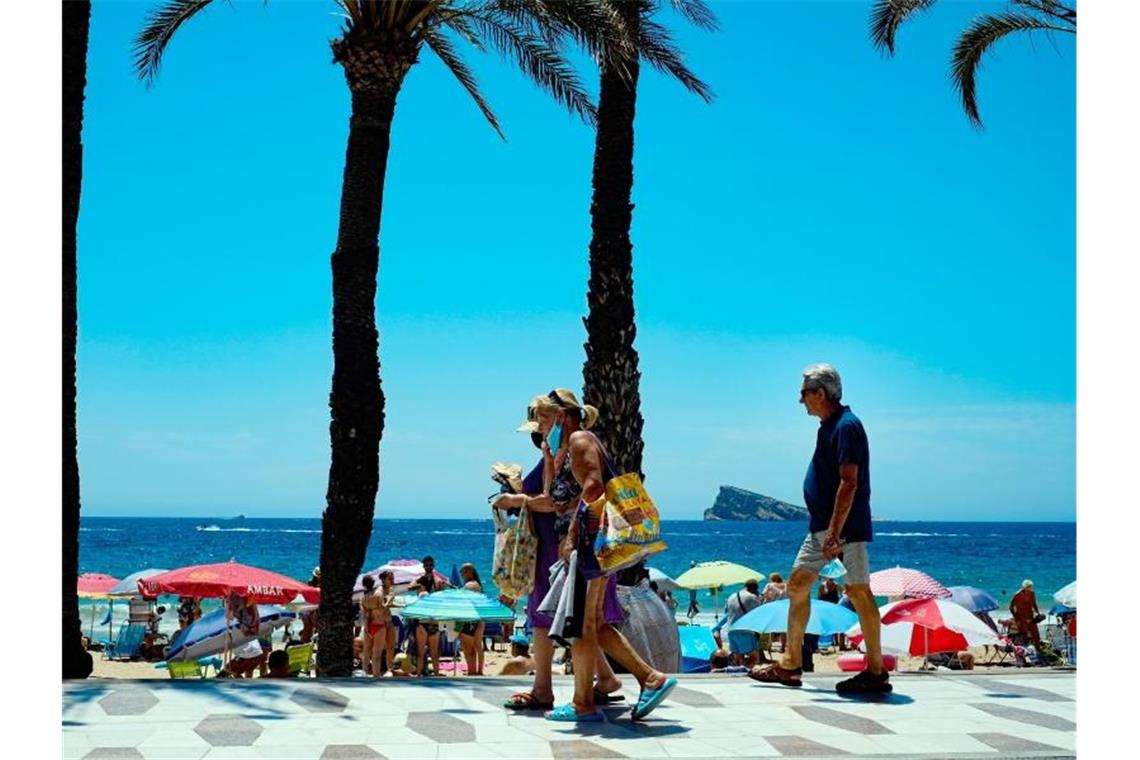 Menschen genießen einen Sommertag am Strand im spanischen Benidorm. Wegen stark steigender Corona-Infektionszahlen stuft die Bundesregierung am Sonntag ganz Spanien als Risikogebiet ein. Foto: Alvaro Barrientos/AP/dpa