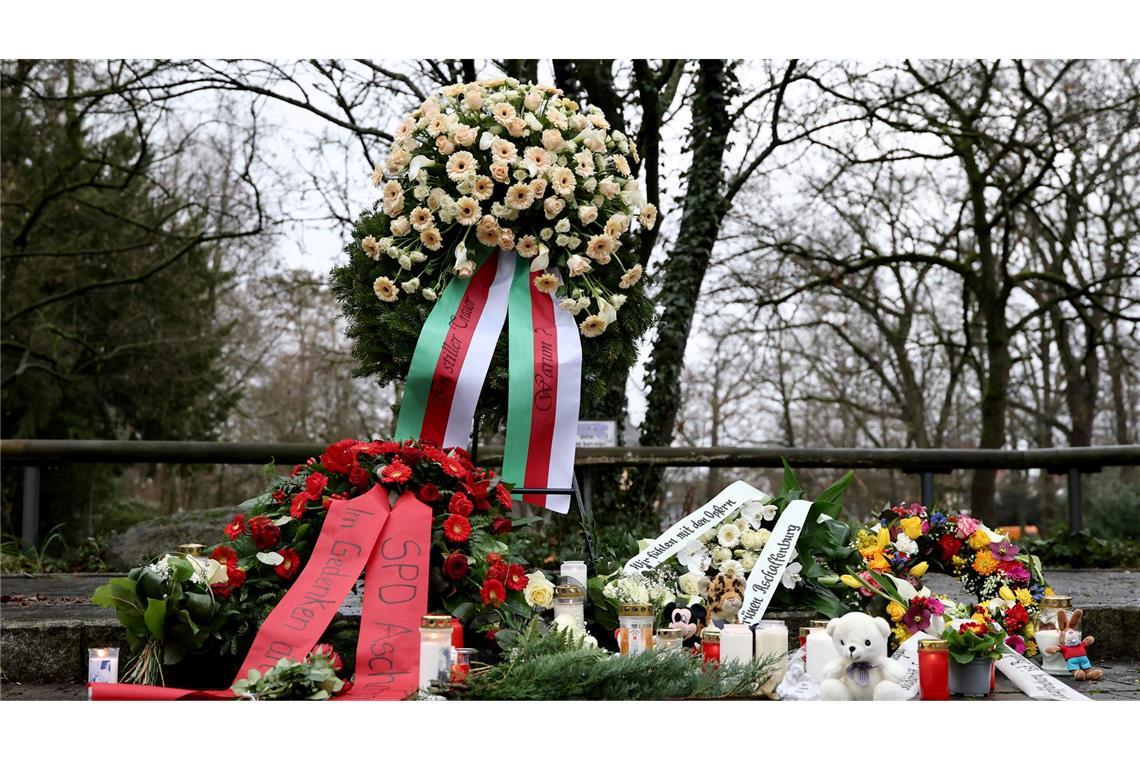 Welche Lehren folgen aus dem Messerangriff in Aschaffenburg? Menschen haben Blumen niedergelegt.