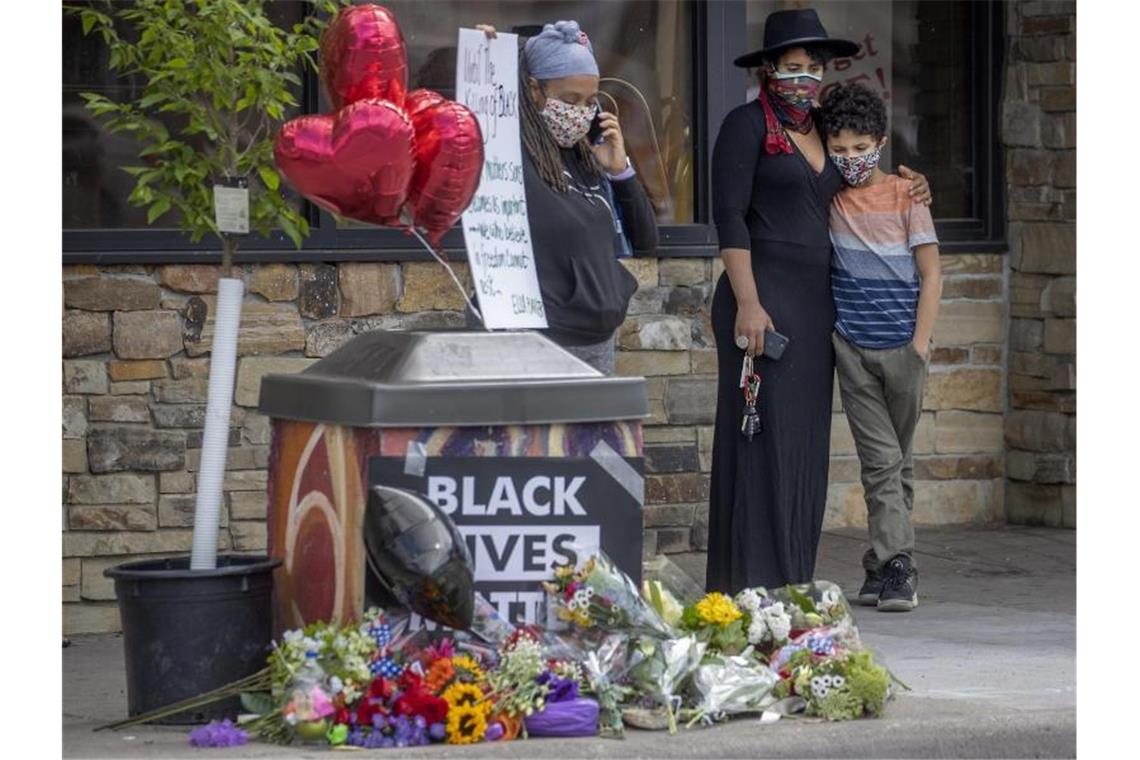 Menschen haben in der Nähe des Ortes des Polizeieinsatzes Blumen niedergelegt. Foto: Elizabeth Flores/Star Tribune/dpa