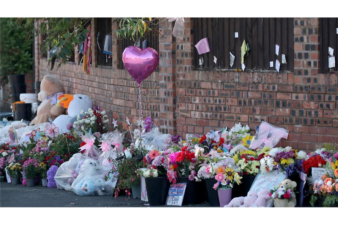 Warum in Großbritannien so viele Teenager zum Messer greifen Menschen haben in der Nähe des Tatorts von Southport Blumen niedergelegt. (Archivbild)