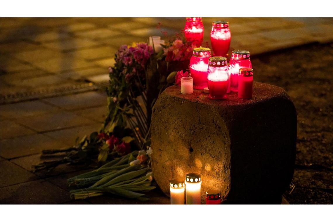 Nach Anschlag: Schwer verletzte Mutter und Kind gestorben Menschen haben Kerzen aufgestellt.