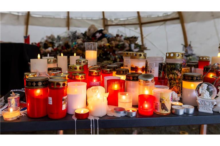 Menschen haben Kerzen und Blumen für die Opfer abgelegt. (Archivbild)
