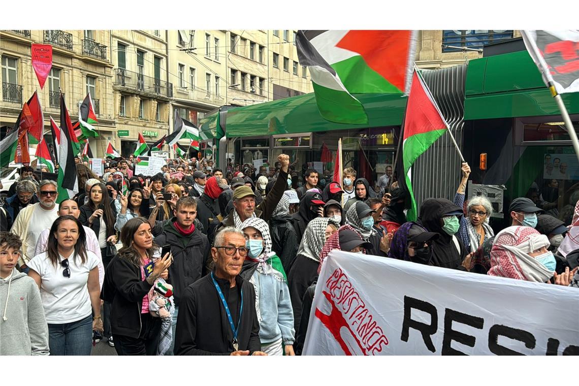 Anti-Israel-Demos in Basel vor dem Eurovision-Finale Menschen halten bei einer Pro-Palästina-Demonstration Banner und Flaggen auf einer Straße in der Stadt am Tag des großen Finales des 69. Eurovision Song Contest (ESC).