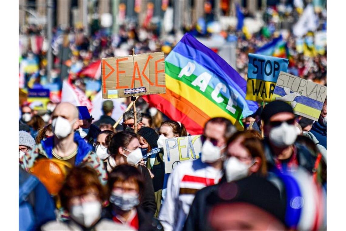 Zehntausende bundesweit bei Demos für Frieden in der Ukraine Menschen halten „Peace“-Schilder hoch, während sie an einer Friedensdemonstration gegen den Krieg in der Ukraine protestieren. Foto: Fabian Sommer/dpa