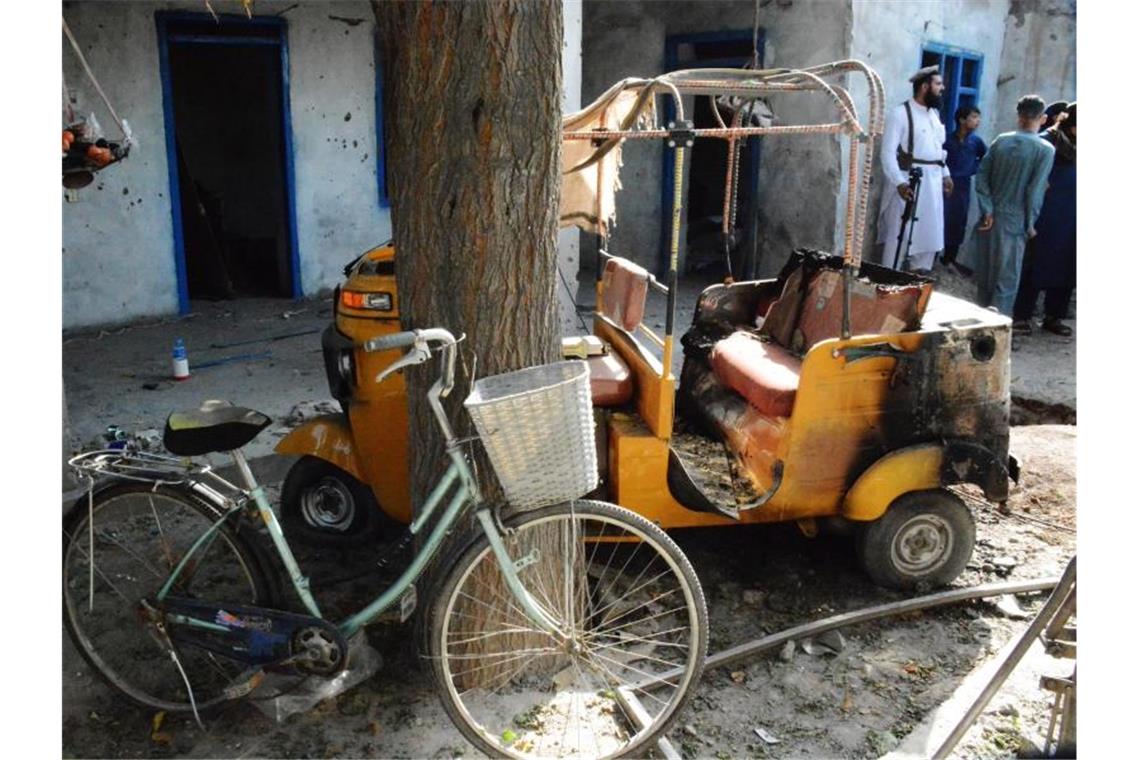 Terrorgefahr in Kabul bleibt weiterhin hoch Menschen im afghanischen Nangarhar stehen am vermeintlichen Ort eines US-Luftangriffs. Foto: -/XinHua/dpa