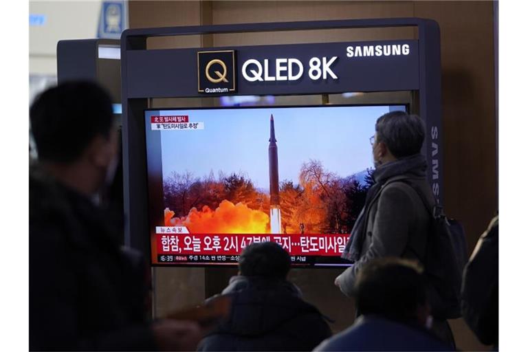 Menschen im Bahnhof von Seoul schauen auf Archivszenen eines nordkoreanischen Raketenstarts. Foto: Lee Jin-Man/AP/dpa