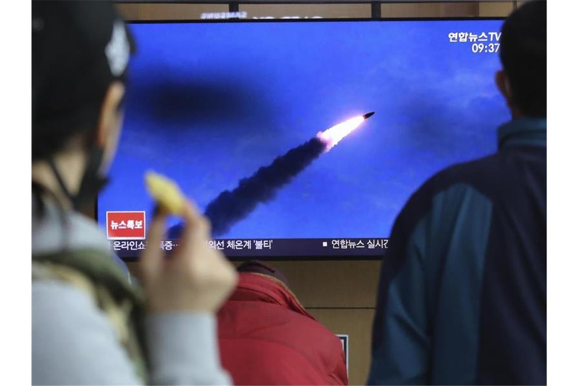 Menschen im Bahnhof von Seoul verfolgen eine Nachrichtensendung, in der über den Abschuss der Raketen berichtet wird. Foto: Ahn Young-Joon/AP/dpa