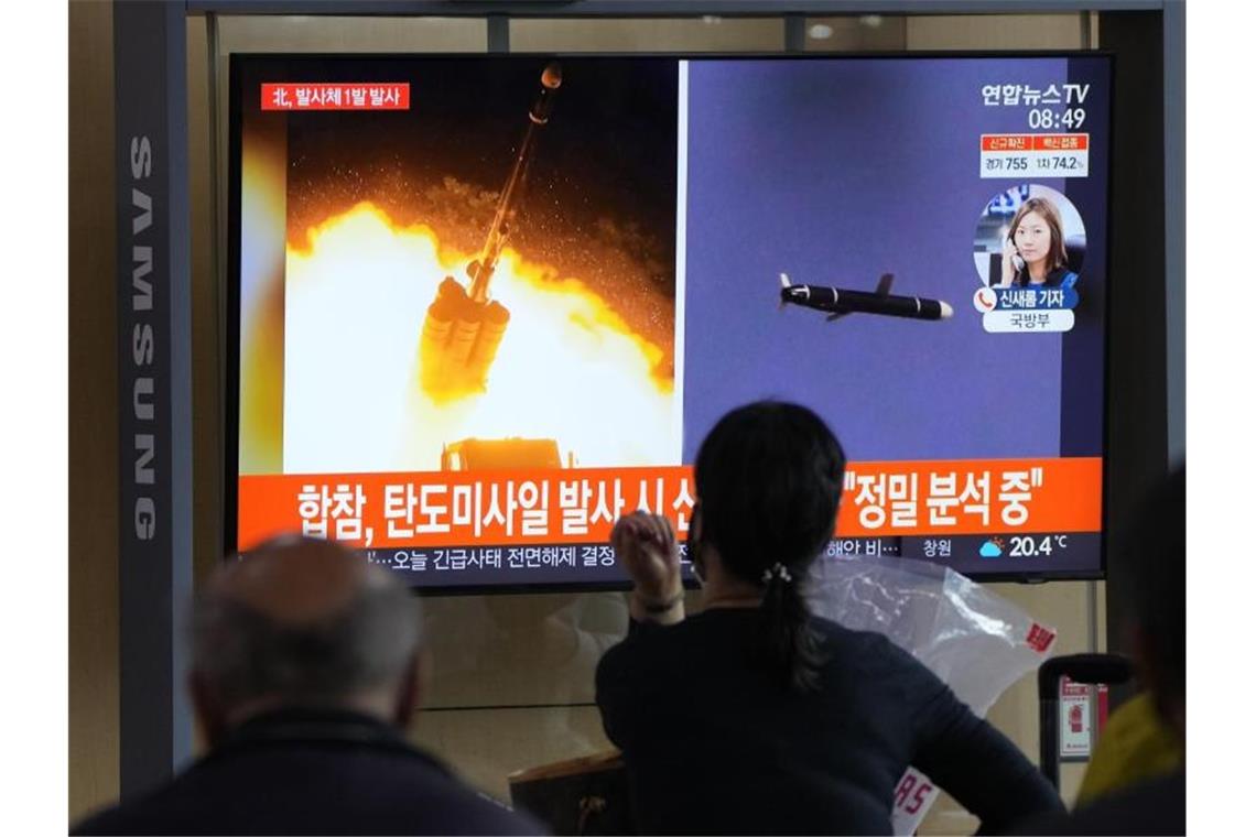 Menschen im im Seouler Bahnhof sehen während einer Nachrichtensendung ein Fernsehbild des nordkoreanischen Raketenstarts. Foto: Ahn Young-Joon/AP/dpa