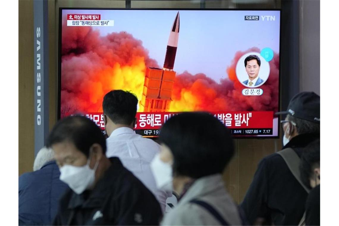 Menschen im im Seouler Bahnhof sehen während einer Nachrichtensendung ein Fernsehbild des nordkoreanischen Raketenstarts. Foto: Ahn Young-Joon/AP/dpa