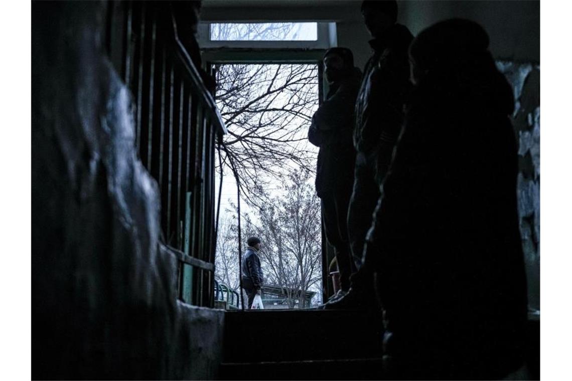 Ostukraine: Russland kritisiert Aussagen von Guterres Menschen im Schutzraum eines Wohnhauses in der Region Luhansk. Foto: Vadim Ghirda/AP/dpa