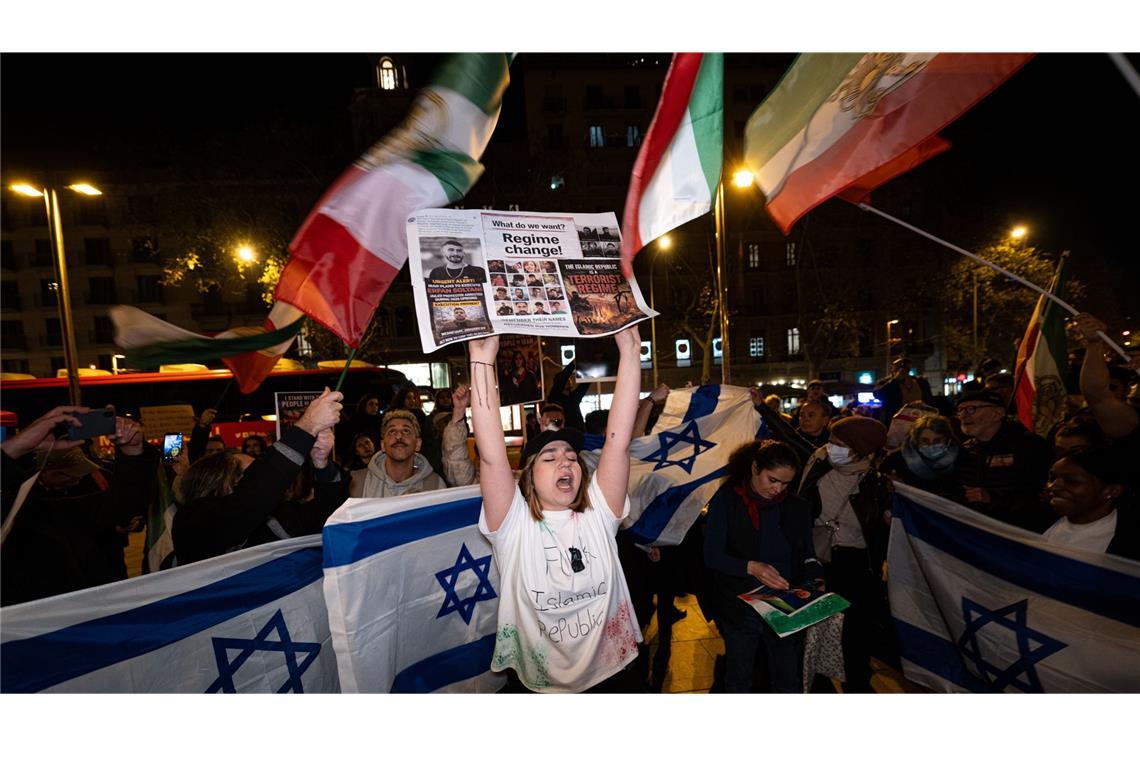 Menschen in Barcelona schwenken Fahnen von Israel und Iran – sie fordern einen „Regimewechsel“.