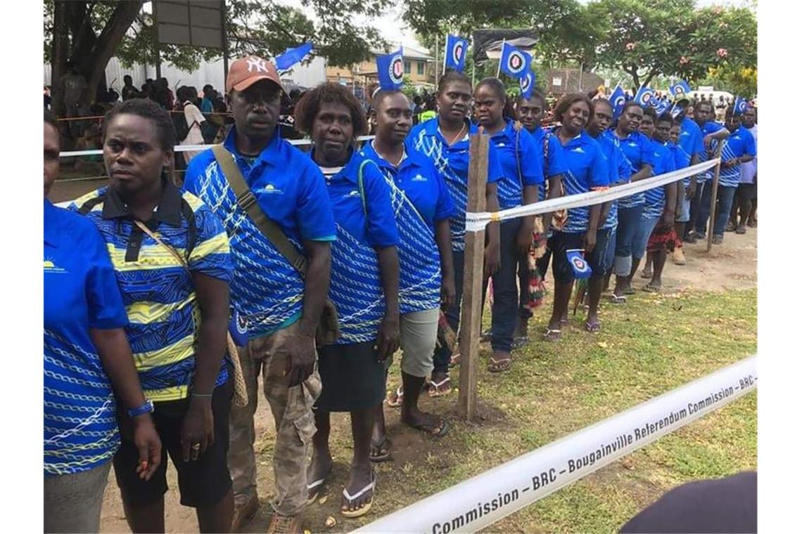 Menschen in Buka stehen Schlange, um am Referendum über die Unabhängigkeit von Bougainville teilzunehmen. Foto: Post Courier/Post Courier/dpa