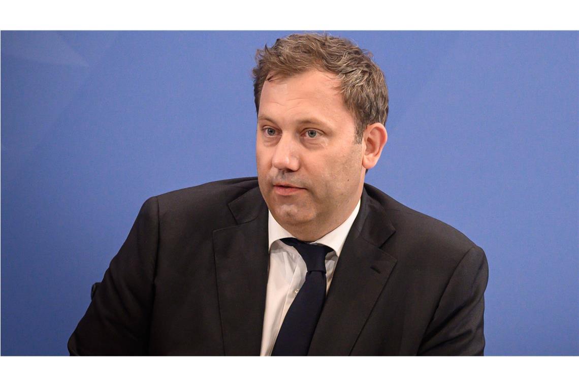 Menschen in Deutschland müssen sich laut Finanzminister Klingbeil auf finanziell schwierige Jahre einstellen (Archivfoto).