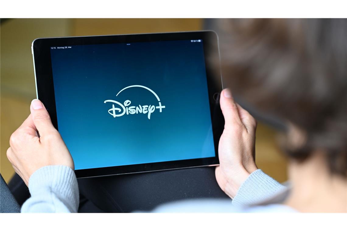 Deutsche verbringen ein Drittel der Freizeit vor dem Bildschirm Menschen in Deutschland verbringen viel Zeit mit Streaming (Symbolbild).