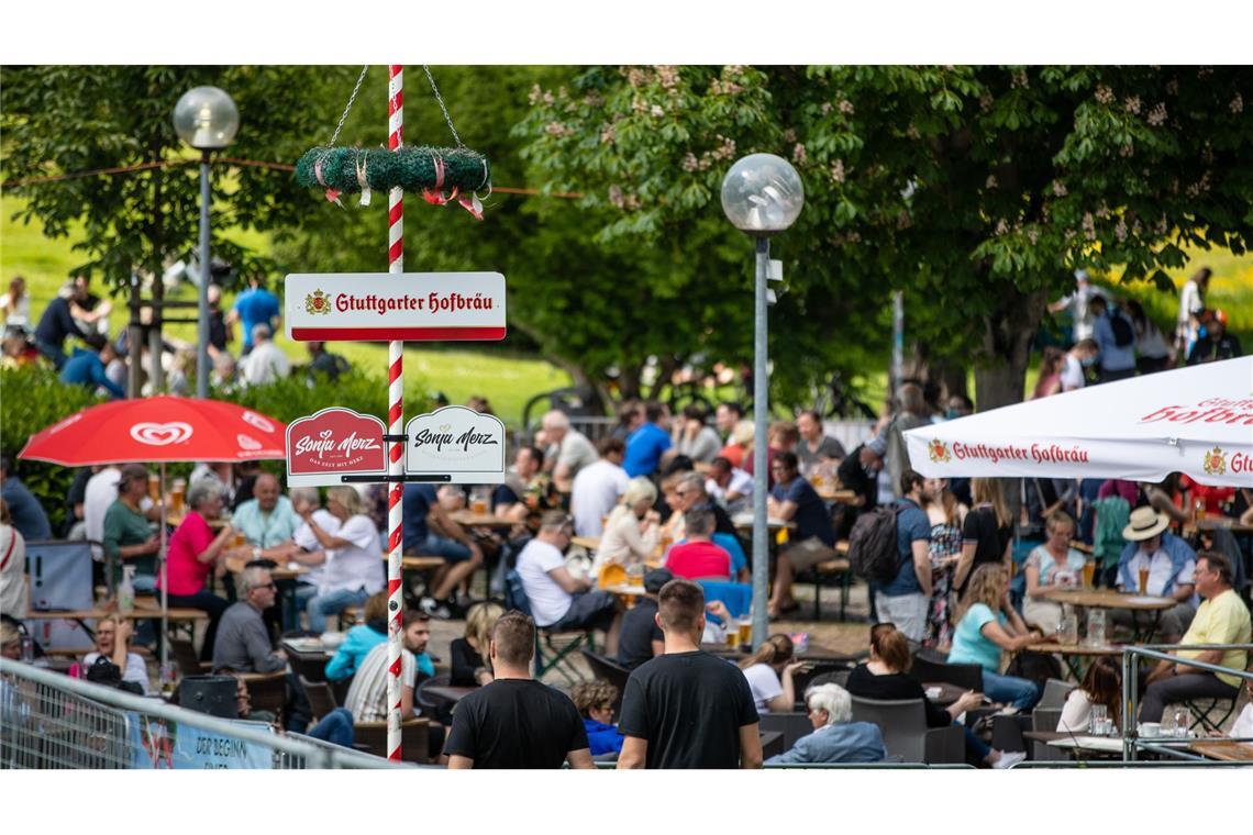 Menschen in einem Stuttgarter Biergarten genießen die Sonne. (Archivbild)