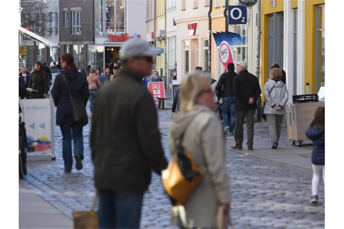 Menschen in einer Einkaufstraße im Zentrum von Stralsund in Mecklenburg-Vorpommern. Foto: Stefan Sauer/dpa-Zentralbild/dpa