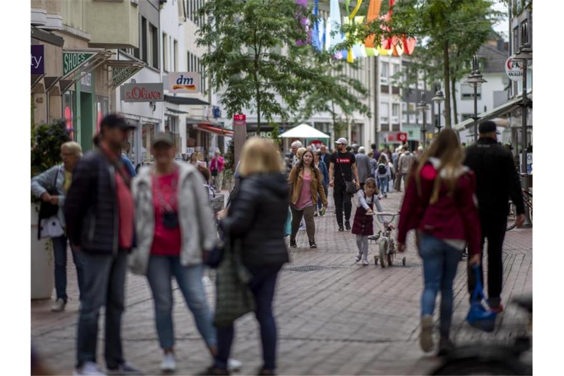 Menschen in einer Einkaufszone in der Berliner Straße in der Innenstadt von Gütersloh. Foto: David Inderlied/dpa
