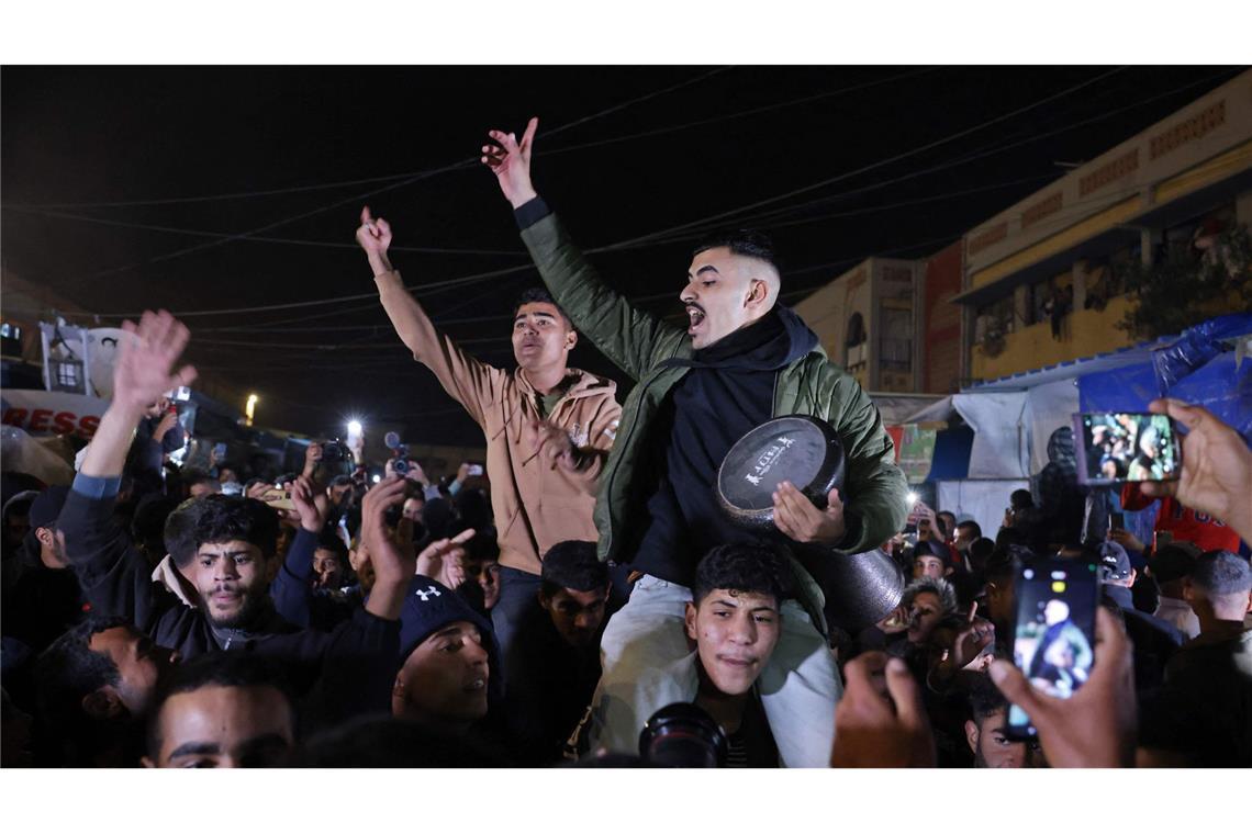 Jubel im Gazastreifen nach Einigung auf Waffenruhe Menschen in Gaza feierten am Mittwoch die Berichte über eine bevorstehende Waffenruhe zwischen Israel und der Hamas. Foto: AFP/BASHAR TALEB