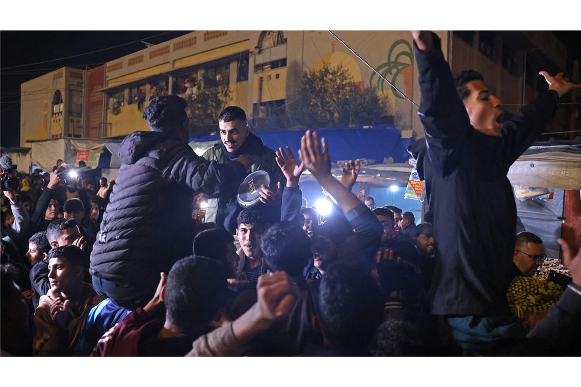 Jubel im Gazastreifen nach Einigung auf Waffenruhe Menschen in Gaza feierten am Mittwoch die Berichte über eine bevorstehende Waffenruhe zwischen Israel und der Hamas.