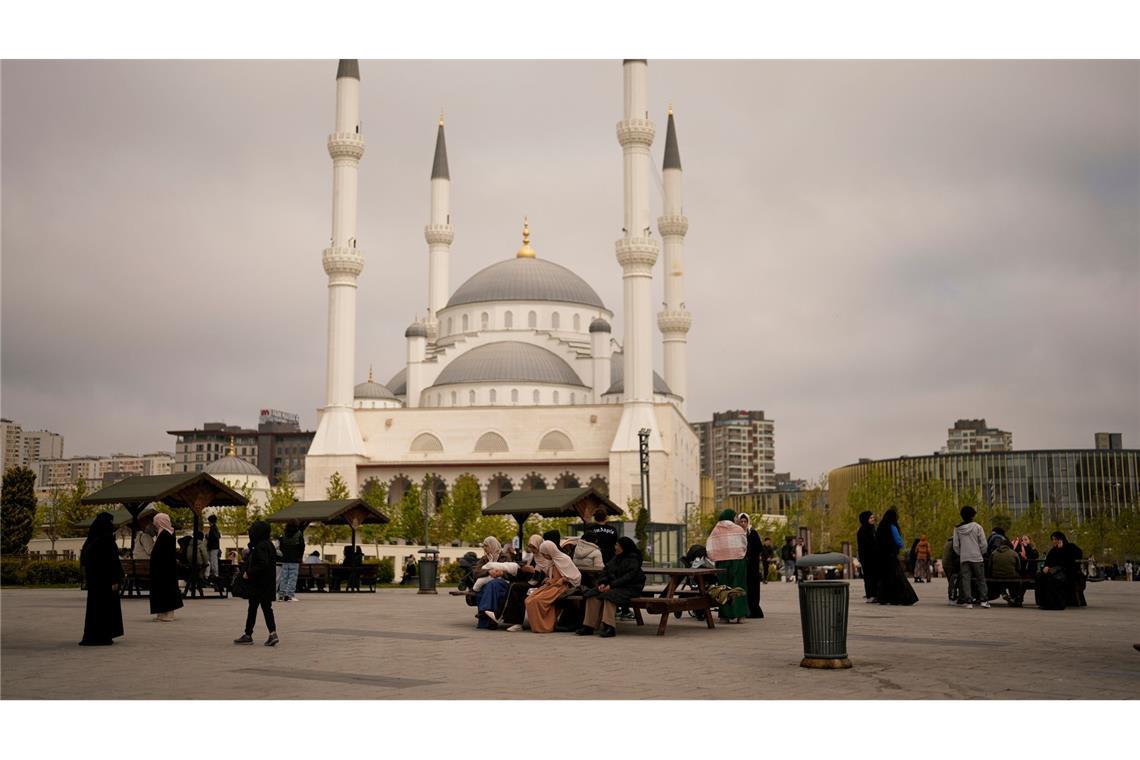 Istanbul in Angst - Sorge vor weiteren Beben Menschen in Istanbul versammeln sich im Freien nach dem schweren Erdbeben.