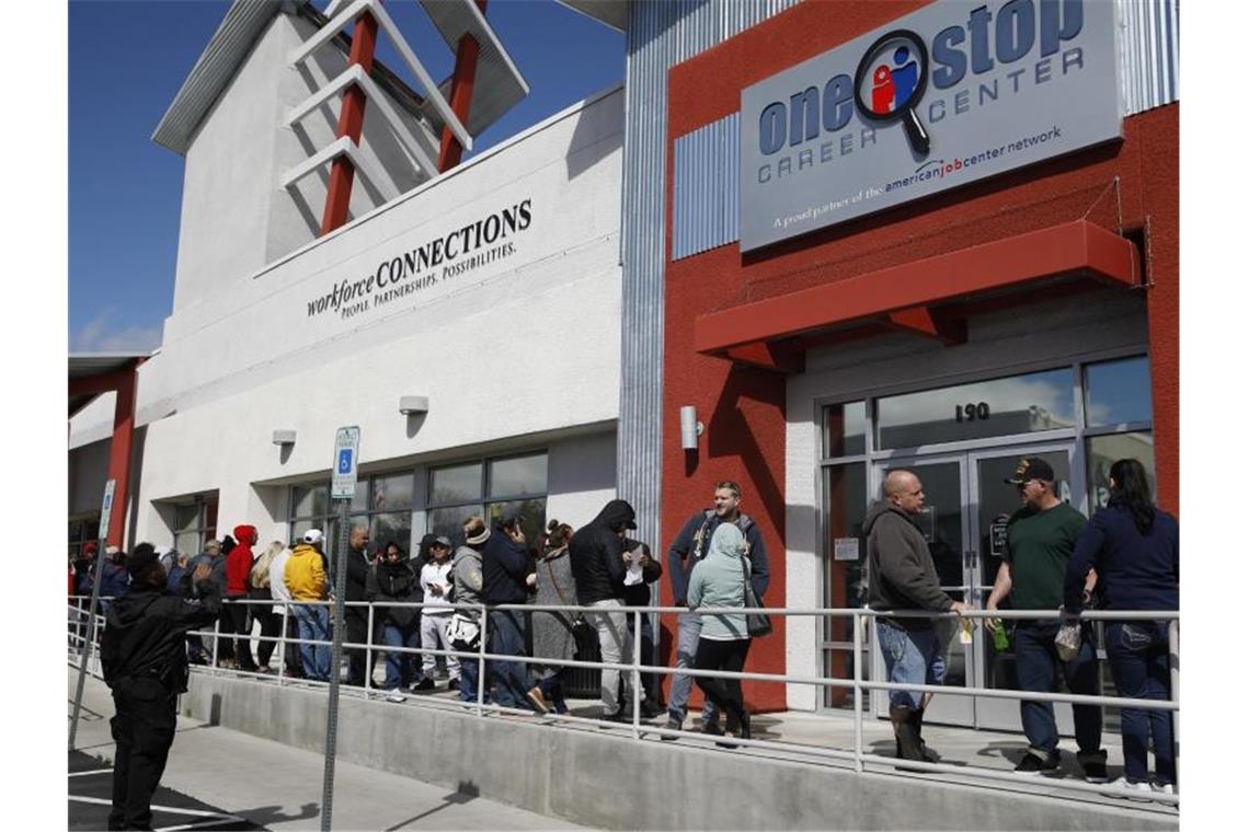 Menschen in Las Vegas stehen Mitte März vor einem Job-Center, um Arbeitslosenunterstützung zu beantragen. Foto: John Locher/AP/dpa