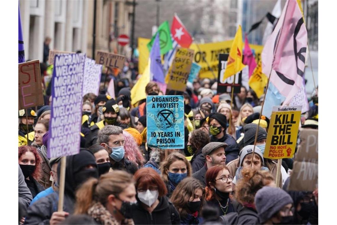 Menschen in London nehmen an einem „Kill the Bill“-Protest gegen das Polizei-, Verbrechens-, Strafverfolgungs- und Gerichtsgesetz teil. Foto: Dominic Lipinski/PA Wire/dpa