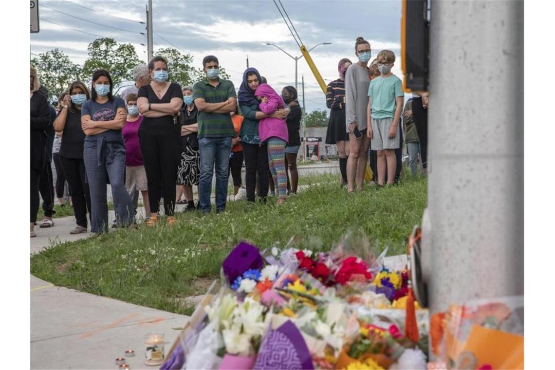Menschen in London (Ontario) trauern am Ort des Angriffs um die verstorbenenen Menschen aus ihrer Gemeinde. Foto: Brett Gundlock/The Canadian Press/AP/dpa