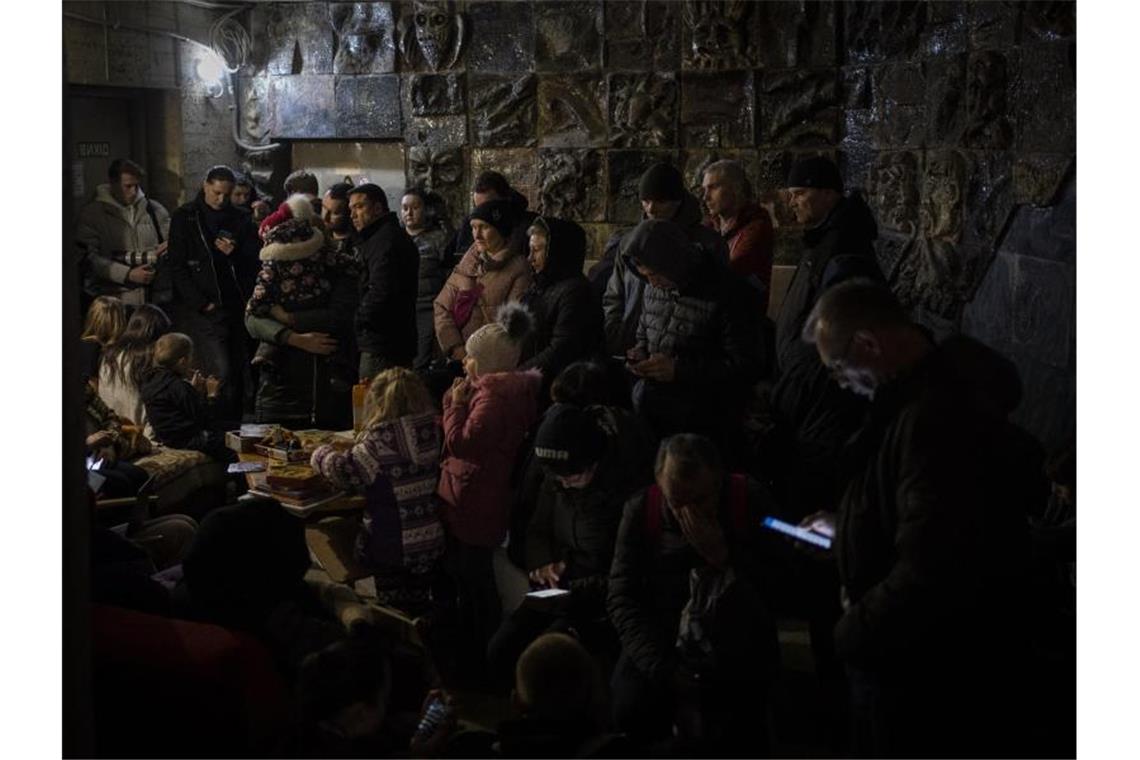 Ukraine wirft Russland Brutalität vor Menschen in Lwiw harren während eines Luftangriffs in einem Keller aus, der als Luftschutzbunker dient. Foto: Bernat Armangue/AP/dpa