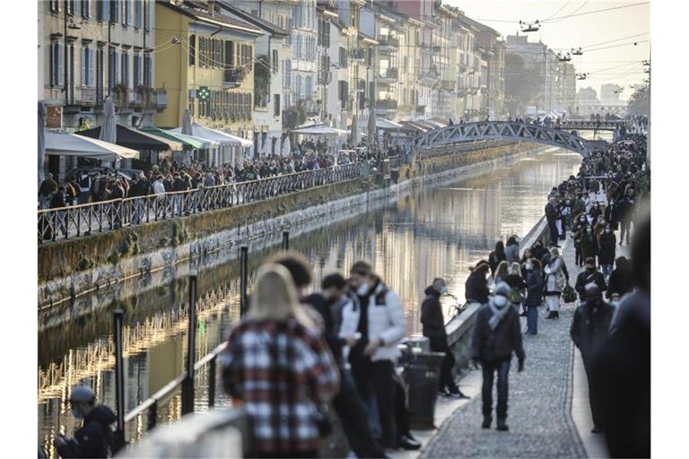 Menschen in Mailand: Von Montag an gilt für Millionen Menschen in Italien wieder ein strikter Lockdown. Foto: Claudio Furlan/LaPresse/dpa