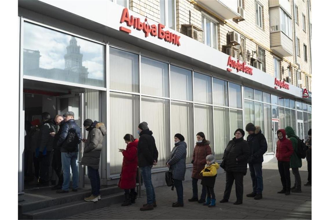 Ökonom Hüther warnt vor Hyperinflation in Russland Menschen in Moskau stehen vor einem Geldautomaten der Alfa Bank Schlange. Foto: Victor Berzkin/AP/dpa