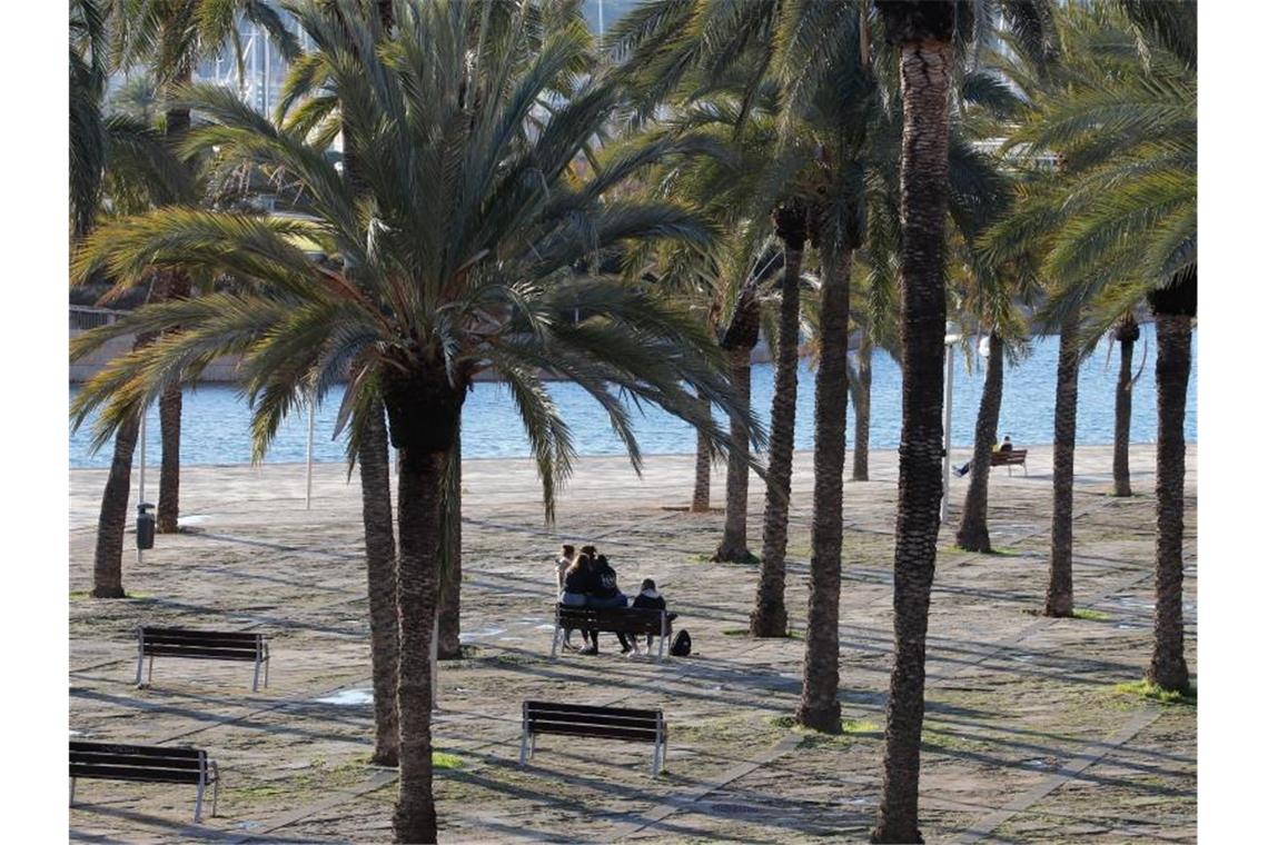 Menschen in Palma de Mallorca. Viele Deutsche haben Sehnsucht nach einem Urlaub im europäischen Ausland. Foto: Clara Margais/dpa