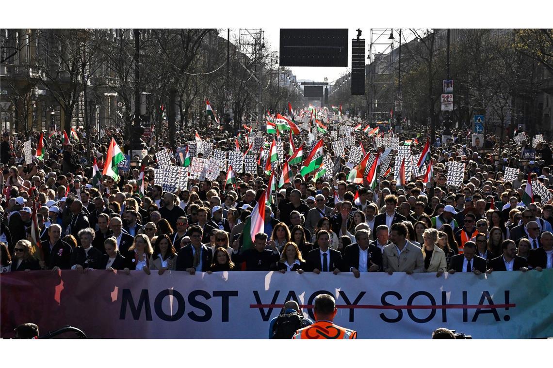 Menschen in riesiger Zahl folgten dem Aufruf von Oppositionsführer Peter Maygar zu einem "Nationalen Marsch für die Systemwende".