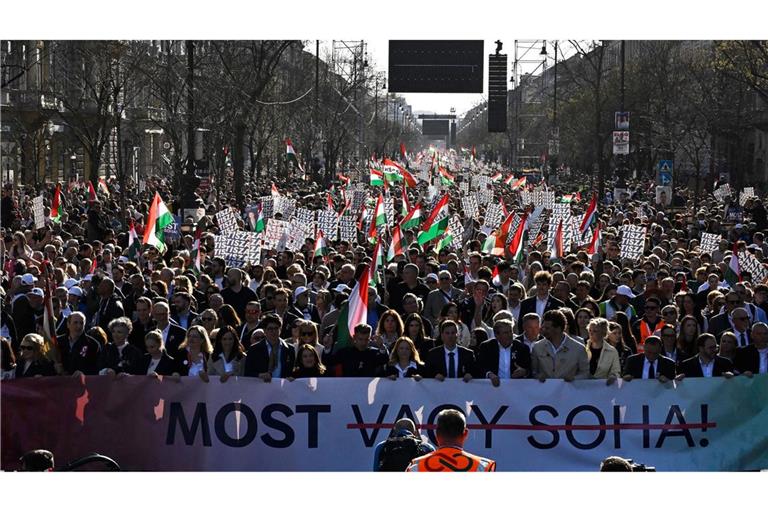 Menschen in riesiger Zahl folgten dem Aufruf von Oppositionsführer Peter Maygar zu einem "Nationalen Marsch für die Systemwende".