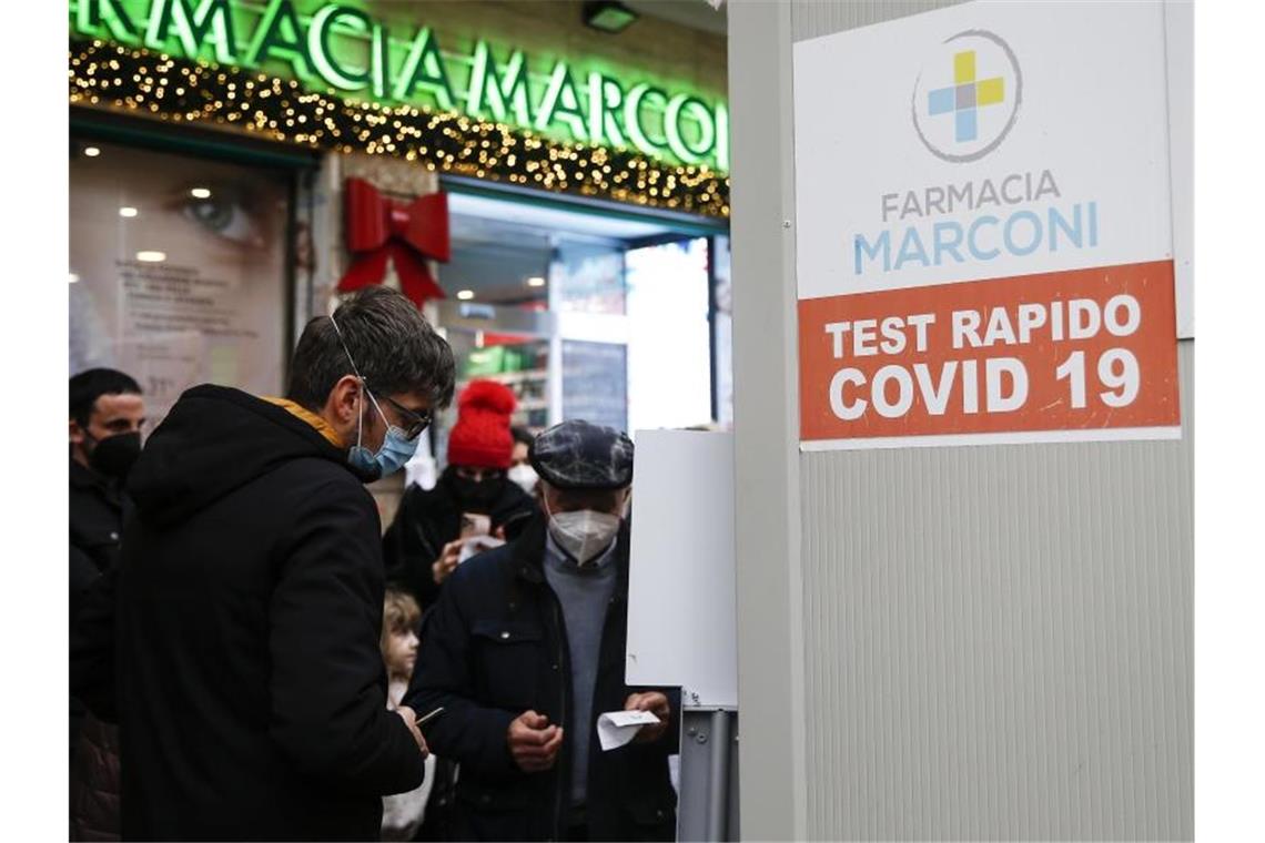 Menschen in Rom warten vor einer Apotheke auf einen Corona-Test. Foto: Cecilia Fabiano/LaPresse/ZUMA/dpa