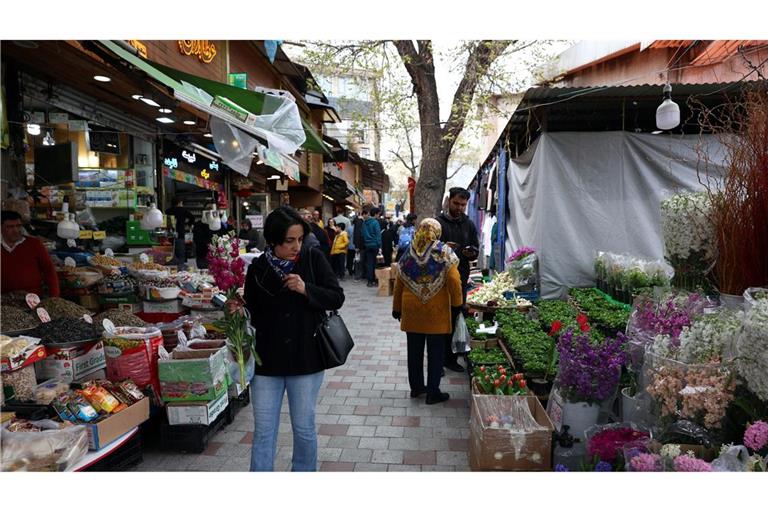 Menschen in Teheran erledigen ihre Einkäufe vor dem persischen Neujahrsfest Norus im Schatten des Krieges.