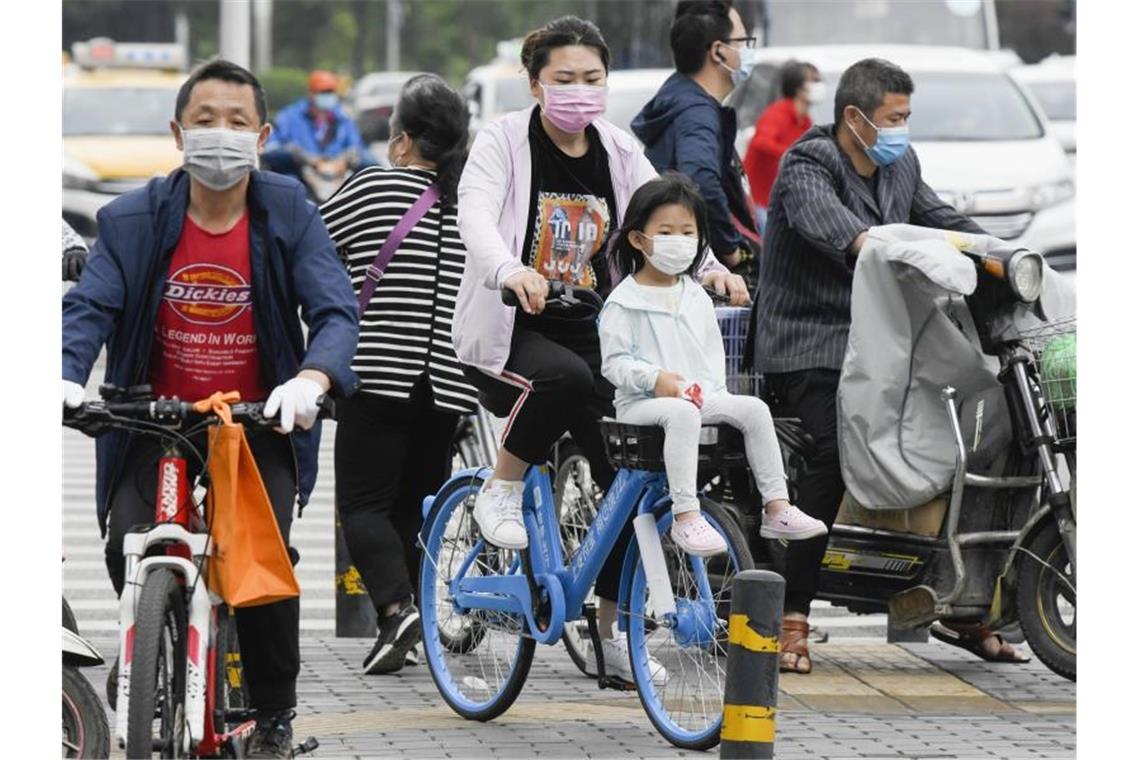 Menschen in Wuhan, dem ersten Epizentrum der globalen Corona-Pandemie. Foto: -/kyodo/dpa