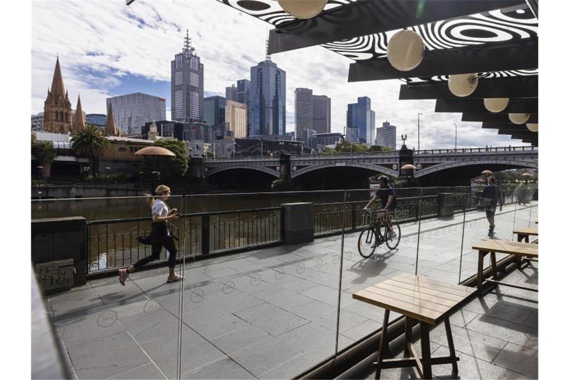 Menschen joggen entlang der Southgate in Melbourne. Gut eineinhalb Jahre nach Beginn der Corona-Pandemie hat die australische Millionenmetropole einen unrühmlichen Rekord aufgestellt: 246 Tage im Lockdown-Modus. Foto: Daniel Pockett/AAP/dpa