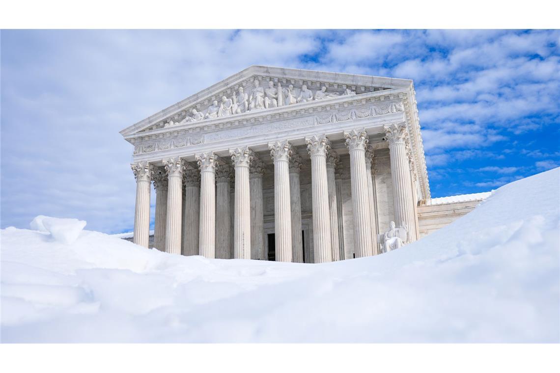 Menschen kämpfen in den USA mit Schneemassen und Kälte.