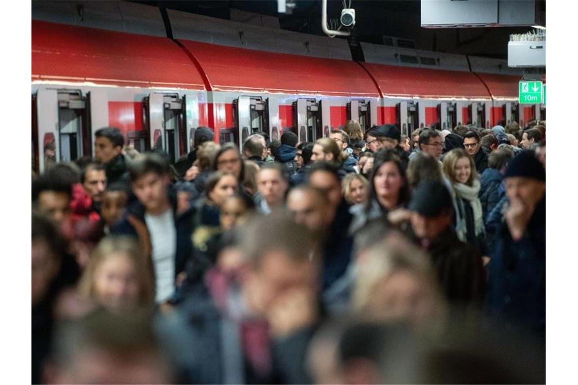 Menschen kommen in der S-Bahnhaltestelle Hauptbahnhof aus einer S-Bahn. Foto: Marijan Murat/Archivbild