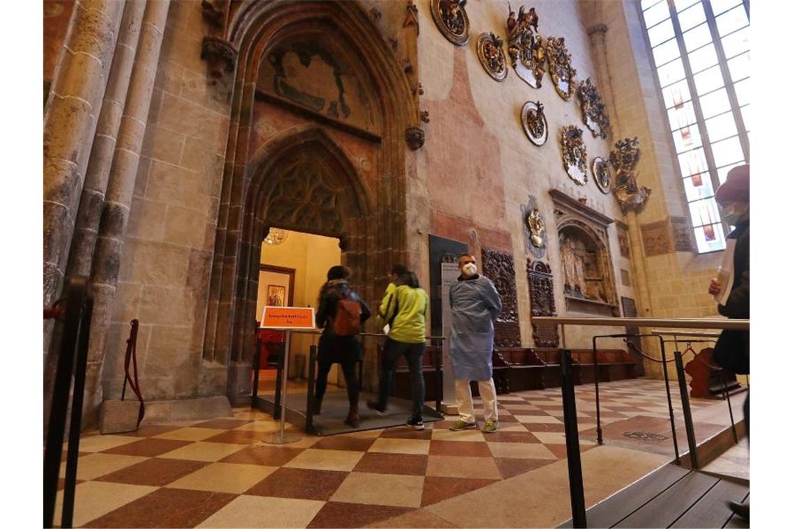 Kirchengemeinde bietet Corona-Impfungen im Ulmer Münster an Menschen kommen zu einer Impfaktion im Ulmer Münster. Foto: Ralf Zwiebler/dpa