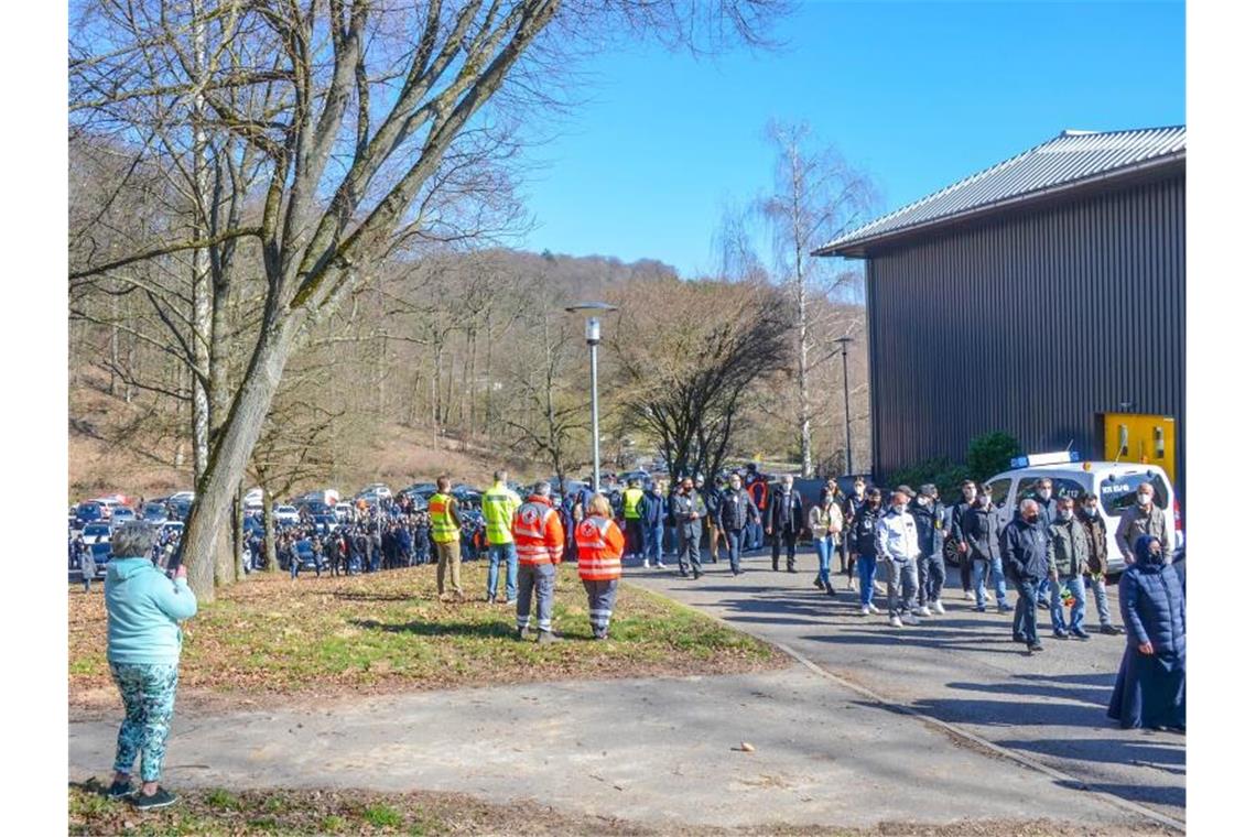 Menschen kommen zu einer Trauerfeier für den getöteten 13-jährigen Jungen in Sinsheim. Foto: Julian Buchner/Einsatz-Report24/dpa